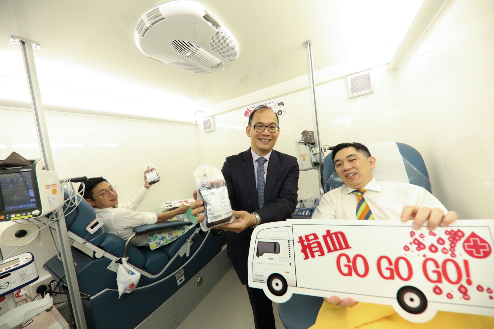 圖片: 香港紅十字會輸血服務中心全新獅子會流動捐血車於四月十三日投入服務。車內空間寬敞，備有等候區、面見室、工作枱及三張電動捐血椅，提供更舒適捐血體驗。