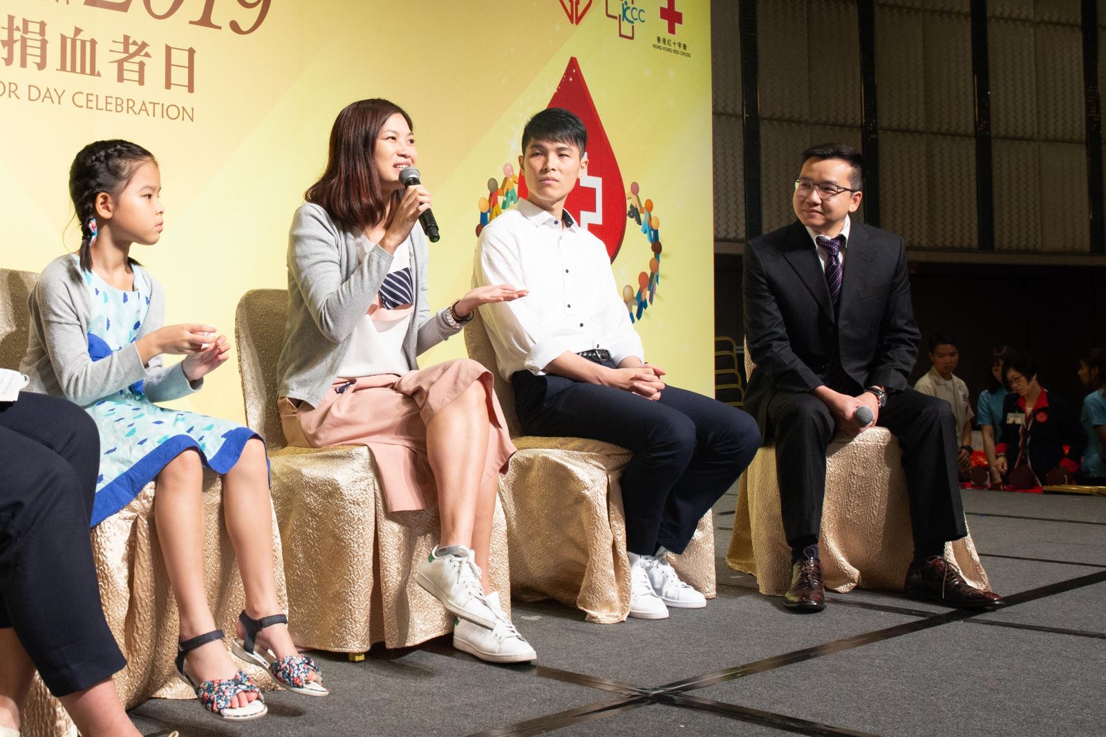 Image: Dr Sit Ko-yung (first right), Consultant, Department of Cardiothoracic Surgery, Queen Mary Hospital and blood recipient Ms Sukie Chan (second left) share their experience in clinical transfusion and treatment at the Annual Donor Award Ceremony 2019 on 9 Jun 2019. Ms Sukie Chan underwent three major operations and received 49 units of blood products throughout the years. She expressed her deep gratitude to blood donors for their selfless contributions, which had allowed her to get through tough times and be with her daughter.