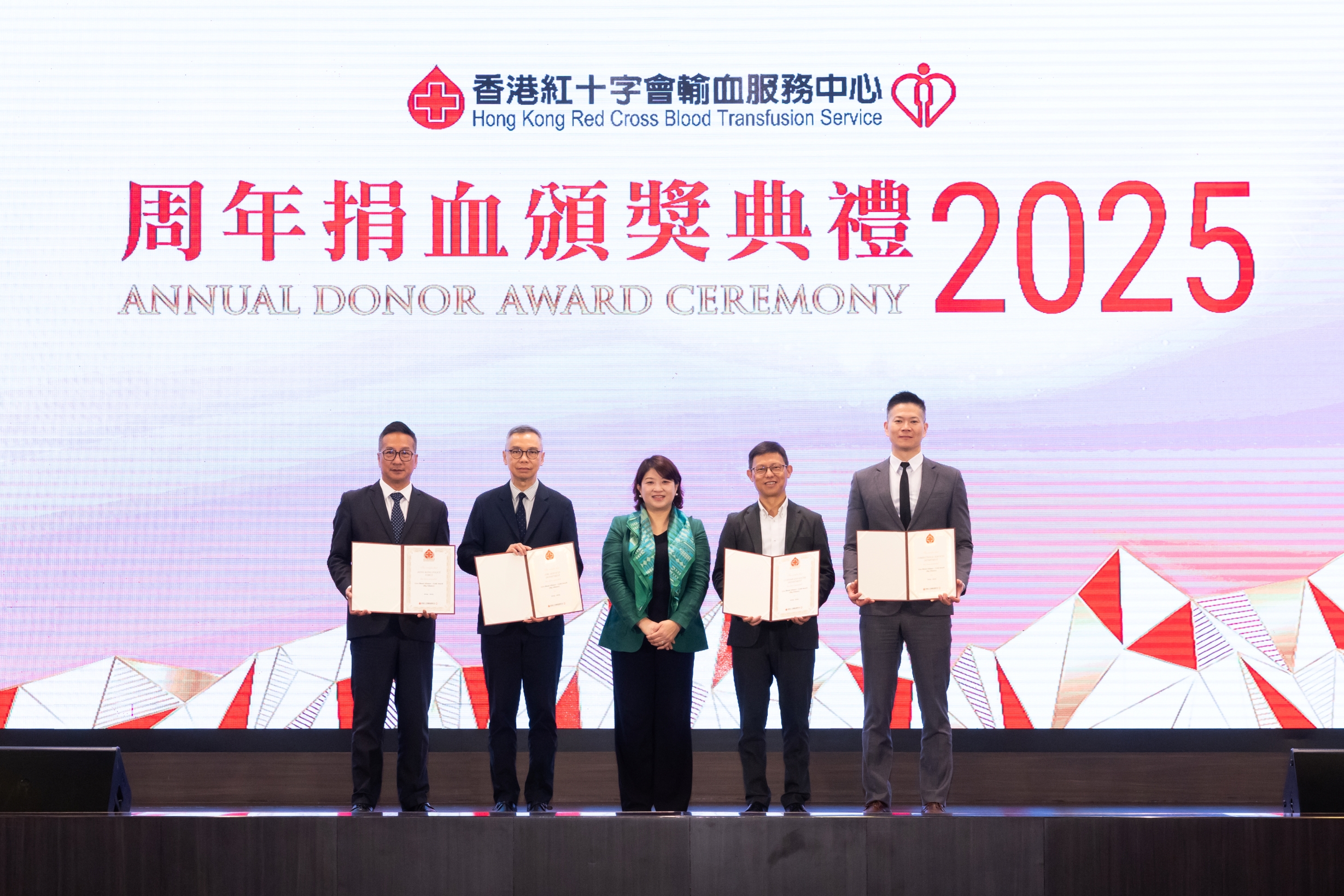 The Hong Kong Red Cross Blood Transfusion Service (BTS) today (June 14) held its Annual Donor Award Ceremony to commend outstanding regular blood donors. The Under Secretary for Health, Dr Libby Lee (centre), presented appreciations to Gold Award winners of Give Blood Alliance to outstanding disciplinary forces, including Hong Kong Police Force, Hong Kong Fire Services Department, Hong Kong Customs and Excise Department and Hong Kong Correctional Services Department. They organised more than 40 blood donation activities in total last year and collected more than 3 100 units of blood. Image: The Hong Kong Red Cross Blood Transfusion Service (BTS) today (June 14) held its Annual Donor Award Ceremony to commend outstanding regular blood donors. The Under Secretary for Health, Dr Libby Lee (centre), presented appreciations to Gold Award winners of Give Blood Alliance to outstanding disciplinary forces, including Hong Kong Police Force, Hong Kong Fire Services Department, Hong Kong Customs and Excise Department and Hong Kong Correctional Services Department. They organised more than 40 blood donation activities in total last year and collected more than 3 100 units of blood.