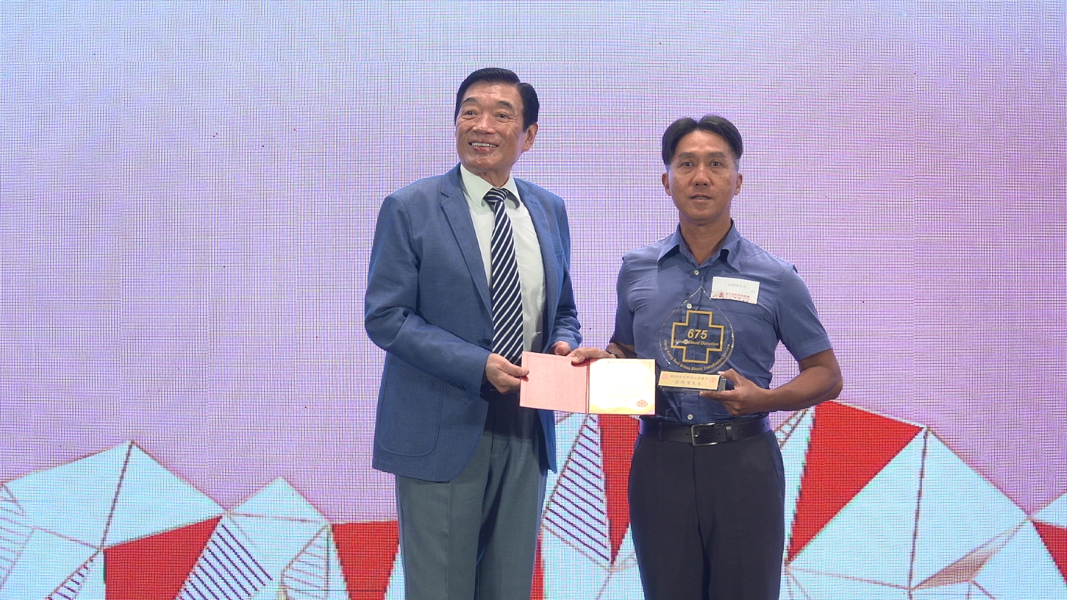 The Hong Kong Red Cross Blood Transfusion Service (BTS) today (June 14) held its Annual Donor Award Ceremony to commend outstanding regular blood donors. Photo shows the Chairman of Hospital Authority, Mr Henry Fan (left), presenting awards to outstanding blood donors. Image: The Hong Kong Red Cross Blood Transfusion Service (BTS) today (June 14) held its Annual Donor Award Ceremony to commend outstanding regular blood donors. Photo shows the Chairman of Hospital Authority, Mr Henry Fan (left), presenting awards to outstanding blood donors.