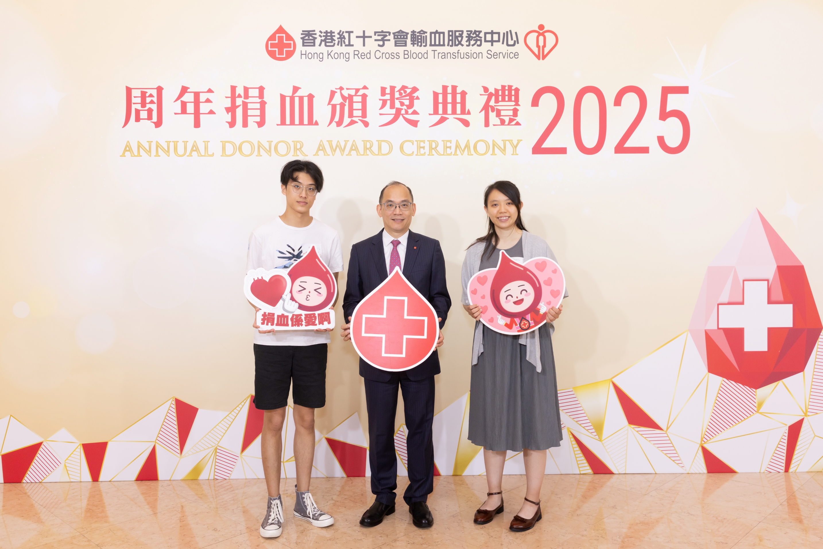 Mr Chang Him-shun (left) and Ms Ling Ho-yan (right) are the youngest awardees this year. They took a group photo with the Chief Executive and Medical Director of BTS, Dr Lee Cheuk-kwong (centre). Image: Mr Chang Him-shun (left) and Ms Ling Ho-yan (right) are the youngest awardees this year. They took a group photo with the Chief Executive and Medical Director of BTS, Dr Lee Cheuk-kwong (centre).
